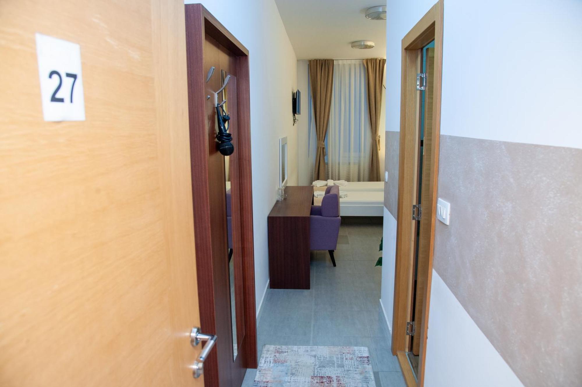 Hotel North City Titova Mitrovica Esterno foto
